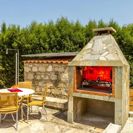 Theo Sapphire By וילה לאצ'י