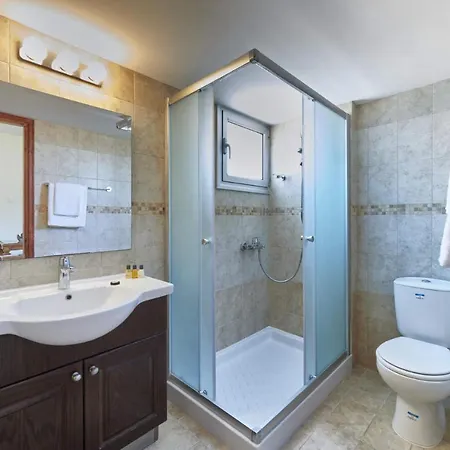 Theo Sapphire By וילה לאצ'י